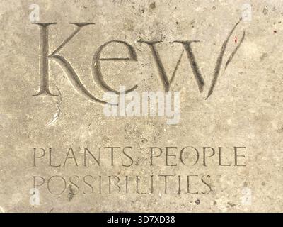 London, Großbritannien - 27. August 2019 - Kew Gardens-Schriftzug in Stein eingraviert Stockfoto