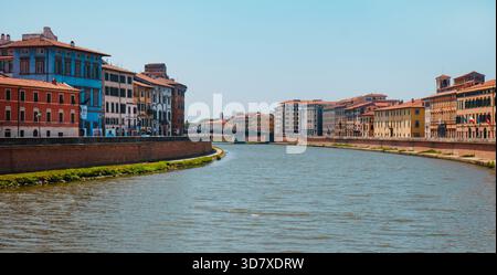 Pisa, Italien - 26. Juni 2025: Der Fluss Arno kurvt sanft durch das Zentrum von Pisa, begrenzt links von Lungarno Gambacorti und rechts von Lungar Stockfoto
