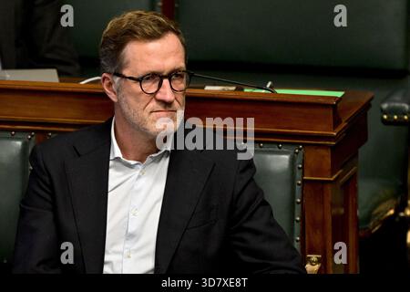 Brüssel, Belgien November 2025. PS' Paul Magnette im Rahmen einer Plenartagung des Plenums im bundesparlament am Donnerstag, den 27. November 2025, in Brüssel. Bei der heutigen Sitzung geht es um die Erklärung der Regierung. BELGA FOTO DIRK WAEM Credit: Belga News Agency/Alamy Live News Stockfoto