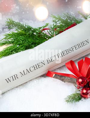 Firmenfeiertage-Vorlage für Instagram: Zeitung mit Text uns MACHEN BETRIEBSFERIEN mit Weihnachtsdekoration (im empfohlenen Seitenverhältnis von Stockfoto
