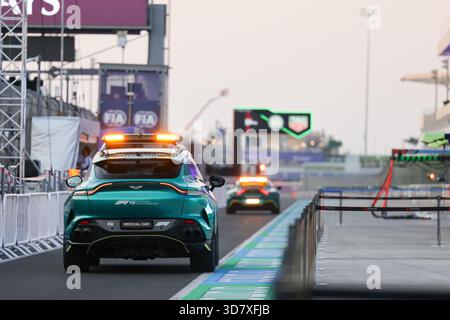 LUSAIL CITY, KATAR - 27. NOVEMBER: Eine allgemeine Ansicht des FIA Medical Car während Vorschauen vor dem F1 Grand Prix von Katar auf dem Lusail International Circuit am 27. November 2025 in Lusail City, Katar. (Foto: Qian Jun/Paddocker) Stockfoto