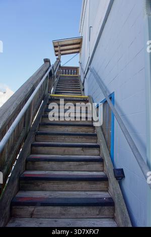 Holztreppe im Freien mit Geländer Stockfoto