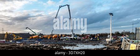 Große Bauarbeiten im Park West/Cherry Orchard Gebiet von Dublin, mit Betonpumpen, Mischern und schweren Maschinen, die auf einem großen betrieben werden Stockfoto