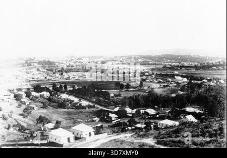 Blick von Bartley's Hill, Albion Heights, 1912. Weitere Informationen: Bartley's Hill Lookout hat eine reiche Geschichte, die bis in die Mitte des 19. Jahrhunderts zurückreicht. Der Hügel war ursprünglich Teil des Landes, das frühen Siedlern wie John Bryden, Shepherd Smith und Nehemiah Bartley in den 1850er Jahren zugeteilt wurde Nehemiah Bartley, nach dem der Hügel benannt ist, erwarb während dieser Zeit bedeutende Immobilien in der Nähe von Brisbane. 1860 baute Bartley auf dem Hügel ein „elegantes, wenn unkonventionelles Haus“. Die isolierte Lage führte jedoch dazu, dass sie nach hinten als „Bartley's Folly“ bezeichnet wurde Stockfoto