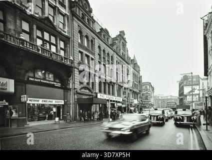12-26 Shaftesbury Avenue, London Borough of Westminster: Blick auf Piccadilly Circus, Taxi, Verkehr, 1973. Stockfoto