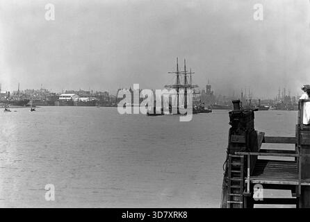Abfahrt der Captain Scotts Antartic Expedition an Bord der Terra Nova, 15. Juni 1910. Aus der Nähe des Channel Dry Dock. Obwohl zur Zeit der Expedition von Captain Scott fast dreißig Jahre alt, wurde Terra Nova wegen ihrer Eignung für die Arbeit im antarktischen Eis ausgewählt. Ihre Balken waren 14 Zoll dick, ihre Bögen waren 9 Fuß aus massivem Holz, und ihr Stiel war mit Eisenüberzug umhüllt. Stockfoto