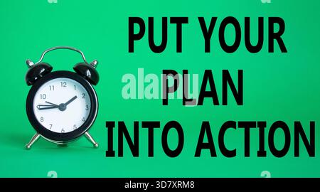 Setzen Sie Ihren Plan in die Tat um. Konzeptworte setzen Ihren Plan auf weißes Puzzle in die Tat um. Schöner grüner Hintergrund mit Wecker. Business Conce Stockfoto