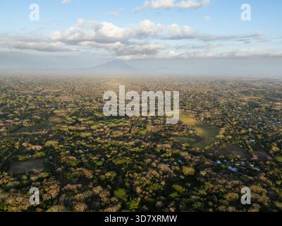 Grünes tropisches Tal mit mombacho Vulkan auf blauem Himmel Hintergrund Stockfoto