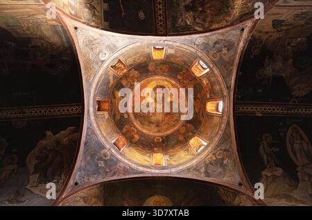 Reich verzierte Deckenmalerei, Inneres der Kirche von Panagia Kapnikarea; 11. Jahrhundert, älteste Kirche in Athen in Gebrauch; Ermou Straße, Athen, Griechenland Stockfoto