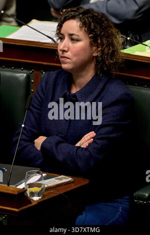 Brüssel, Belgien November 2025. Sarah Schlitz von Ecolo, Bild auf einer Plenartagung des Plenums im bundesparlament, Donnerstag, den 27. November 2025 in Brüssel. Bei der heutigen Sitzung geht es um die Erklärung der Regierung. BELGA FOTO DIRK WAEM Credit: Belga News Agency/Alamy Live News Stockfoto