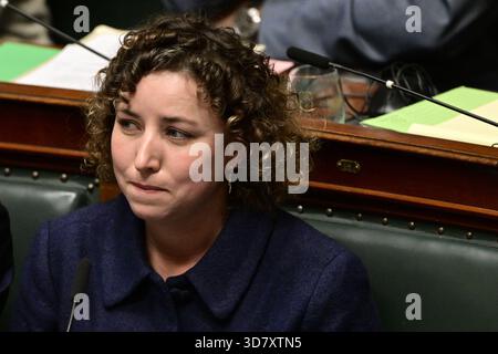 Brüssel, Belgien November 2025. Sarah Schlitz von Ecolo, Bild auf einer Plenartagung des Plenums im bundesparlament, Donnerstag, den 27. November 2025 in Brüssel. Bei der heutigen Sitzung geht es um die Erklärung der Regierung. BELGA FOTO DIRK WAEM Credit: Belga News Agency/Alamy Live News Stockfoto