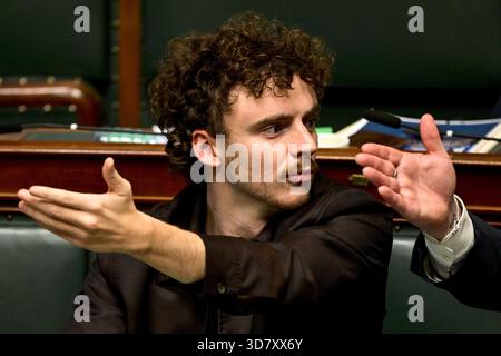 Brüssel, Belgien November 2025. Vooruit's Oskar Seuntjens, das während einer Plenartagung der Kammer im bundesparlament am Donnerstag, den 27. November 2025, in Brüssel dargestellt wurde. Bei der heutigen Sitzung geht es um die Erklärung der Regierung. BELGA FOTO DIRK WAEM Credit: Belga News Agency/Alamy Live News Stockfoto