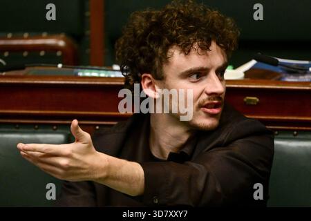 Brüssel, Belgien November 2025. Vooruit's Oskar Seuntjens, das während einer Plenartagung der Kammer im bundesparlament am Donnerstag, den 27. November 2025, in Brüssel dargestellt wurde. Bei der heutigen Sitzung geht es um die Erklärung der Regierung. BELGA FOTO DIRK WAEM Credit: Belga News Agency/Alamy Live News Stockfoto