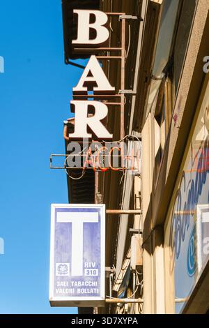 Ein blaues Tabacchi-Schild und Neonwerbung für eine Bar in der Altstadt von Florenz, Toskana, Italien Stockfoto