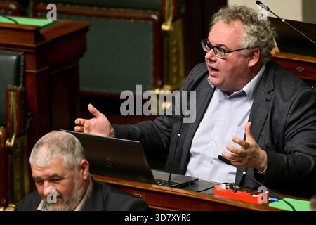 Brüssel, Belgien November 2025. Groens Matti Vandemaele, Bild auf einer Plenartagung des Plenums im bundesparlament, Donnerstag, den 27. November 2025 in Brüssel. Bei der heutigen Sitzung geht es um die Erklärung der Regierung. BELGA FOTO DIRK WAEM Credit: Belga News Agency/Alamy Live News Stockfoto