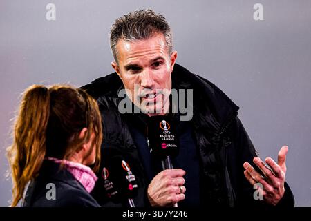 Cheftrainer Robin van Persie von Feyenoord Rotterdam während eines Interviews mit TNT Sports vor dem Spiel der UEFA Europa League 2025/26 League Phase MD5 zwischen Feyenoord Rotterdam und Celtic FC am 27. November 2025 in Rotterdam, Niederlande. (Foto: Marcel ter Bals/MTB-Photo/Alamy Live News) Stockfoto