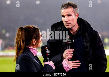 Cheftrainer Robin van Persie von Feyenoord Rotterdam während eines Interviews mit TNT Sports vor dem Spiel der UEFA Europa League 2025/26 League Phase MD5 zwischen Feyenoord Rotterdam und Celtic FC am 27. November 2025 in Rotterdam, Niederlande. (Foto: Marcel ter Bals/MTB-Photo/Alamy Live News) Stockfoto