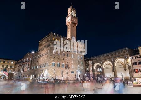 Der beleuchtete Alte Palast Palazzo Vecchio auf der belebten Piazza della Signoria in der Dämmerung, Florenz, Toskana, Italien Stockfoto