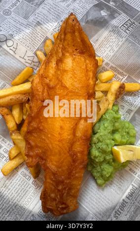 Fish & Chips mit matschigen Erbsen, Isle of Islay, Schottland Stockfoto