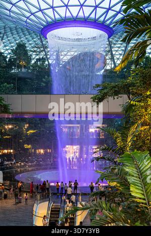 HSBC Rain Vortex, der weltweit höchste Indoor-Wasserfall am Jewel Changi Airport in Singapur, Südostasien Stockfoto