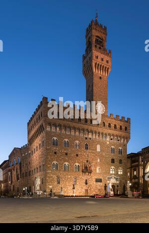 Der beleuchtete Alte Palast Palazzo Vecchio auf der Piazza della Signoria in Florenz zur blauen Morgenstunde, Florenz, Toskana, Italien Stockfoto