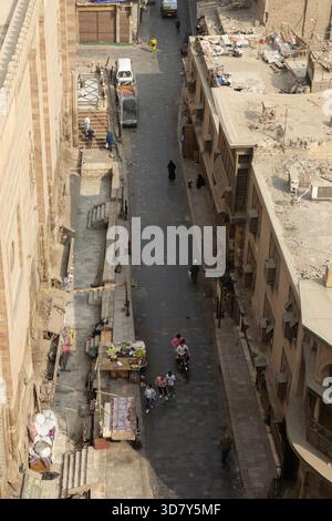 Blick von Bab Zuweila auf einen Obststand, dessen Besitzer einen frühen Start in die Al Muiz Li DIN Allah Straße im historischen Kairo, Ägypten, bekam. Stockfoto