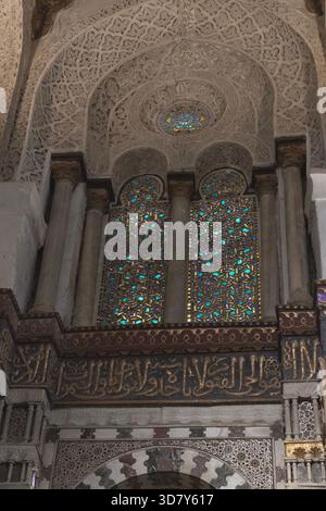 Die Buntglasfenster, Stuckarbeiten und Marmoreinlagen über dem Mihrab in der Moschee des Qalawun-Komplexes im historischen Kairo, Ägypten. Stockfoto