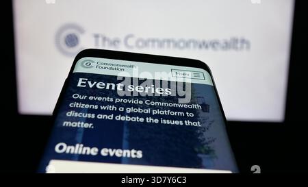 Stuttgart, Deutschland - 19.11.2025: Mobiltelefon mit Website der Institution Commonwealth Secretariat auf dem Bildschirm vor dem Logo. Stockfoto