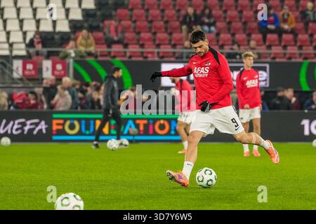 Alkmaar, Niederlande. November 2025. ALKMAAR, NIEDERLANDE - 27. NOVEMBER: Troy Parrott von AZ Alkmaar wärmt sich während des Spiels der UEFA Conference League 2025/26 League Phase MD4 zwischen AZ Alkmaar und Shelbourne FC im AFAS Stadion am 27. November 2025 in Alkmaar auf. (Foto von Ed van de Pol/Orange Pictures) Credit: Orange Pics BV/Alamy Live News Stockfoto