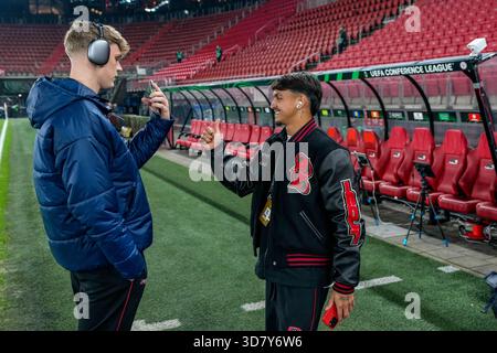Alkmaar, Niederlande. November 2025. ALKMAAR, NIEDERLANDE - 27. NOVEMBER: Weslley Patati von AZ Alkmaar tritt am 27. November 2025 im AFAS Stadion in Alkmaar, Niederlande, während der UEFA Conference League 2025/26 League Phase MD4 Spiel zwischen AZ Alkmaar und Shelbourne FC ins Feld. (Foto von Ed van de Pol/Orange Pictures) Credit: Orange Pics BV/Alamy Live News Stockfoto