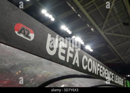 Alkmaar, Niederlande. November 2025. ALKMAAR, NIEDERLANDE - 27. NOVEMBER: Das AZ Alkmaar Logo während des Spiels der UEFA Conference League 2025/26 League Phase MD4 zwischen AZ Alkmaar und Shelbourne FC im AFAS Stadion am 27. November 2025 in Alkmaar, Niederlande. (Foto von Ed van de Pol/Orange Pictures) Credit: Orange Pics BV/Alamy Live News Stockfoto