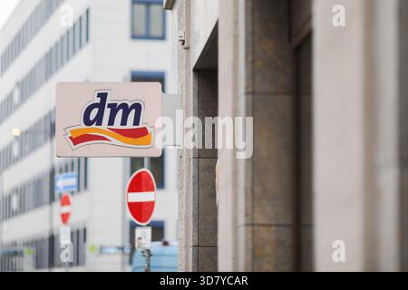 Bamberg, Deutschland 27. November 2025: Im Bild: Wegweiser und Fassadenlogo einer dm Drogerie in der Bamberger Innenstadt. Das Foto zeigt die Markenpräsenz des Einzelhändlers an der Gebäudefassade und damit eine typische Szene aus dem lokalen Handel und der Wirtschaft Stockfoto