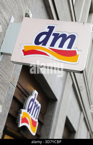 Bamberg, Deutschland 27. November 2025: Im Bild: Schild und Fassadenlogo einer dm Drogerie in der Bamberger Innenstadt. Das Foto zeigt die Markenpräsenz des Einzelhändlers an der Gebäudefassade und damit eine typische Szene aus dem lokalen Einzelhandel und der Wirtschaft Stockfoto