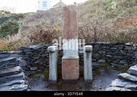 tipperary Sandsteinstuhl, der 2015 im Rahmen des tir conaill Steinfestes in cashel glencolumbkille County donegal republik irland installiert wurde Stockfoto