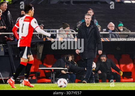 Cheftrainer Robin van Persie von Feyenoord Rotterdam sieht sich beim Spiel der UEFA Europa League 2025/26 League Phase MD5 zwischen Feyenoord Rotterdam und Celtic FC am 27. November 2025 in Rotterdam, Niederlande, an. (Foto: Marcel ter Bals/MTB-Photo/Alamy Live News) Stockfoto