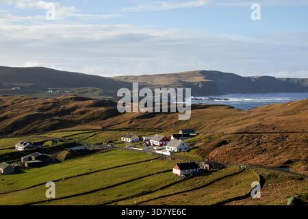 Blick über ländliche Häuser an der Küste in Richtung malin More cashel glencolumbkille County donegal republik irland Stockfoto