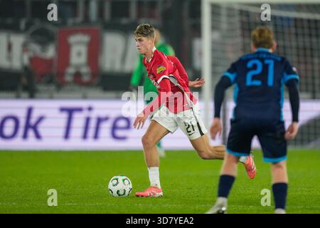 Alkmaar, Niederlande. November 2025. ALKMAAR, NIEDERLANDE - 27. NOVEMBER: Dave Kwakman von AZ Alkmaar spielt mit dem Ball während des Spiels der UEFA Conference League 2025/26 League Phase MD4 zwischen AZ Alkmaar und Shelbourne FC im AFAS Stadion am 27. November 2025 in Alkmaar, Niederlande. (Foto von Ed van de Pol/Orange Pictures) Credit: Orange Pics BV/Alamy Live News Stockfoto