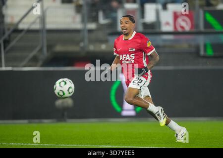 Alkmaar, Niederlande. November 2025. ALKMAAR, NIEDERLANDE - 27. NOVEMBER: Elijah Dijkstra von AZ Alkmaar spielt mit dem Ball während des UEFA Conference League 2025/26 League Phase MD4 Spiels zwischen AZ Alkmaar und Shelbourne FC am 27. November 2025 im AFAS Stadion in Alkmaar, Niederlande. (Foto von Ed van de Pol/Orange Pictures) Credit: Orange Pics BV/Alamy Live News Stockfoto