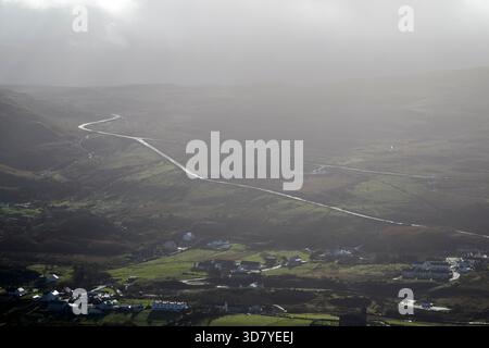 Straße, die den Berg hinunter in cashel glencolumbkille County donegal republik irland führt Stockfoto