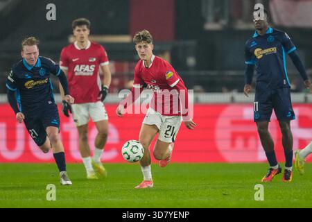 Alkmaar, Niederlande. November 2025. ALKMAAR, NIEDERLANDE - 27. NOVEMBER: Dave Kwakman von AZ Alkmaar spielt mit dem Ball während des Spiels der UEFA Conference League 2025/26 League Phase MD4 zwischen AZ Alkmaar und Shelbourne FC im AFAS Stadion am 27. November 2025 in Alkmaar, Niederlande. (Foto von Ed van de Pol/Orange Pictures) Credit: Orange Pics BV/Alamy Live News Stockfoto