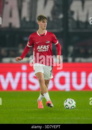 Alkmaar, Niederlande. November 2025. ALKMAAR, NIEDERLANDE - 27. NOVEMBER: Dave Kwakman von AZ Alkmaar übergibt den Ball während des Spiels der UEFA Conference League 2025/26 League Phase MD4 zwischen AZ Alkmaar und Shelbourne FC im AFAS Stadion am 27. November 2025 in Alkmaar, Niederlande. (Foto von Ed van de Pol/Orange Pictures) Credit: Orange Pics BV/Alamy Live News Stockfoto