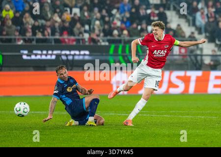 Alkmaar, Niederlande. November 2025. ALKMAAR, NIEDERLANDE - 27. NOVEMBER: Sven Mijnans von AZ Alkmaar übergibt den Ball während des Spiels der UEFA Conference League 2025/26 League Phase MD4 zwischen AZ Alkmaar und Shelbourne FC im AFAS Stadion am 27. November 2025 in Alkmaar, Niederlande. (Foto von Ed van de Pol/Orange Pictures) Credit: Orange Pics BV/Alamy Live News Stockfoto