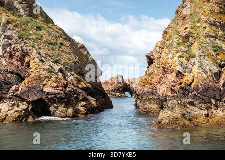 Felsige Klippen und ein natürlicher Bogen ragen über das klare Atlantikwasser auf Berlenga Island, Portugal, und enthüllen die zerklüftete Geologie dieser geschützten Küste Stockfoto
