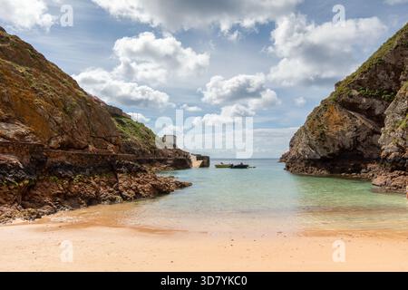 Türkisfarbenes Wasser und zerklüftete Klippen am Strand Carreiro do Mosteiro im Berlengas-Archipel, Portugal, an einem hellen Sommertag mit ruhigem Meer. Stockfoto