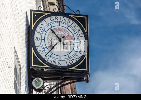 East Grinstead, 26. November 2025: Die Stadtuhr Stockfoto