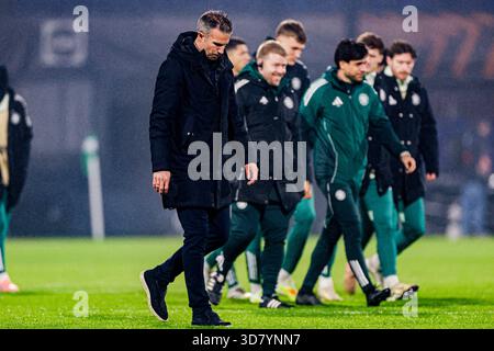 Cheftrainer Robin van Persie von Feyenoord Rotterdam sieht beim Spiel der UEFA Europa League 2025/26 League Phase MD5 zwischen Feyenoord Rotterdam und Celtic FC am 27. November 2025 in Rotterdam aus. (Foto: Marcel ter Bals/MTB-Photo/Alamy Live News) Stockfoto