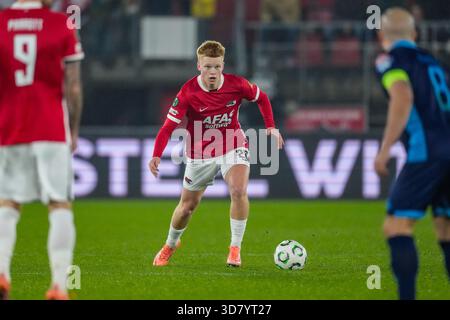 Alkmaar, Niederlande. November 2025. ALKMAAR, NIEDERLANDE - 27. NOVEMBER: Kees Smit von AZ Alkmaar spielt mit dem Ball während des Spiels der UEFA Conference League 2025/26 League Phase MD4 zwischen AZ Alkmaar und Shelbourne FC im AFAS Stadion am 27. November 2025 in Alkmaar, Niederlande. (Foto von Ed van de Pol/Orange Pictures) Credit: Orange Pics BV/Alamy Live News Stockfoto