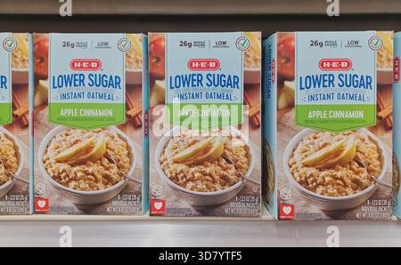 Houston, Texas USA 10-08-2025: Instant Haferflocken Frühstück Müsli Apfel Zimt HEB Markenname auf Supermarktregal mit niedrigem Zucker. Stockfoto