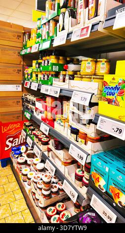 ISERLOHN, DEUTSCHLAND — 27. NOVEMBER 2025: Heute werden im Lidl-Supermarktregal Gläser mit Honig und Nutella gemeinsam ausgestellt Stockfoto
