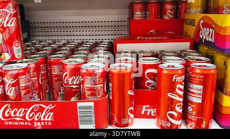 ISERLOHN, DEUTSCHLAND — 27. NOVEMBER 2025: Coca-Cola-Dosen mit Zucker werden heute im Supermarktregal im Lidl-Geschäft ausgestellt Stockfoto